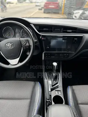 Toyota Corolla SE (1.8L 4cyl 2A) 2018 White