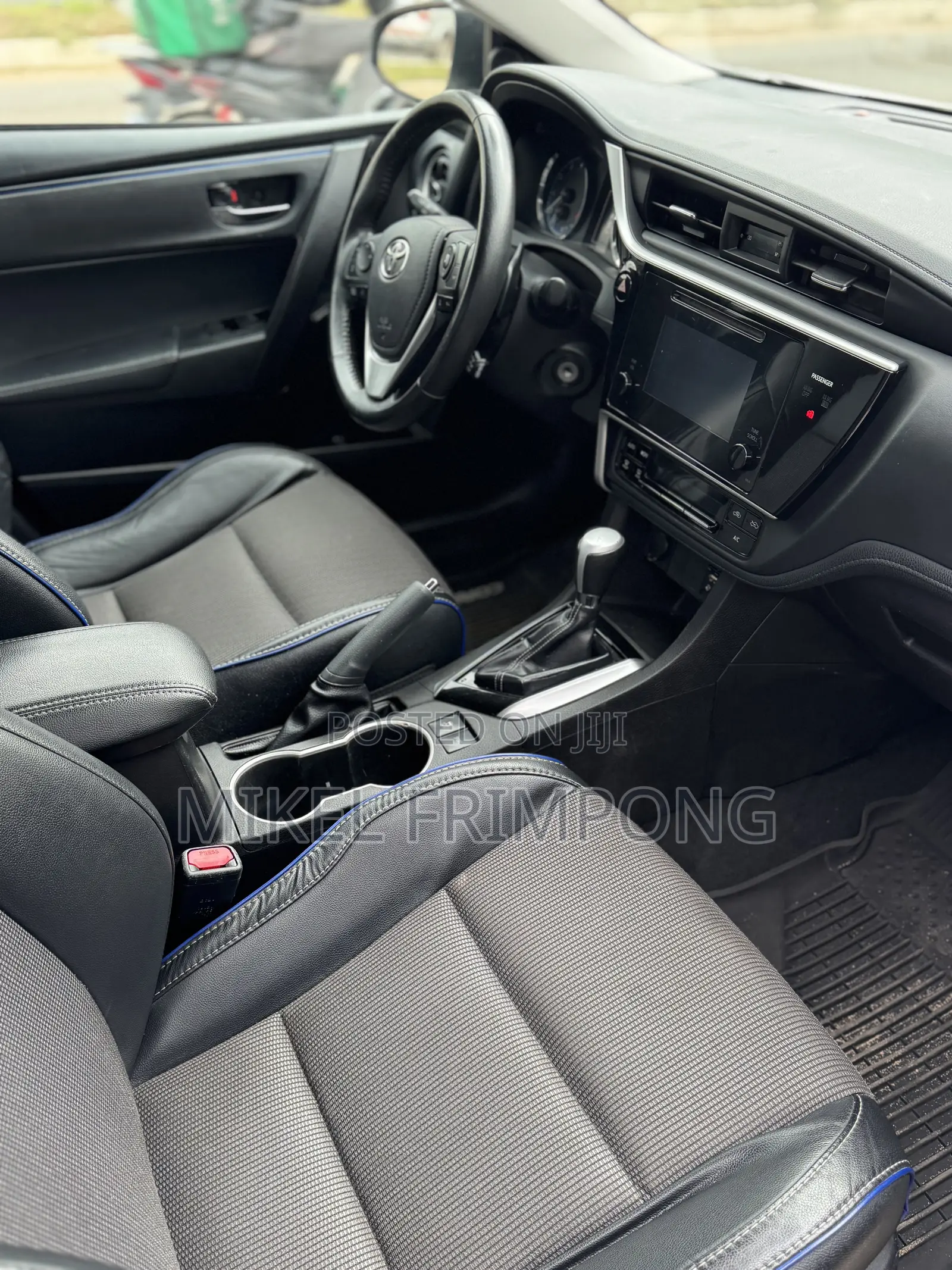 Toyota Corolla SE (1.8L 4cyl 2A) 2018 White