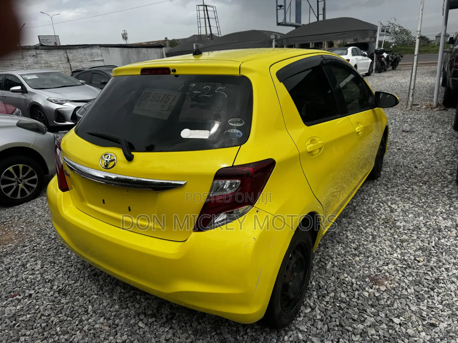 Toyota Vitz 1.0 FWD 5dr 2015 Yellow
