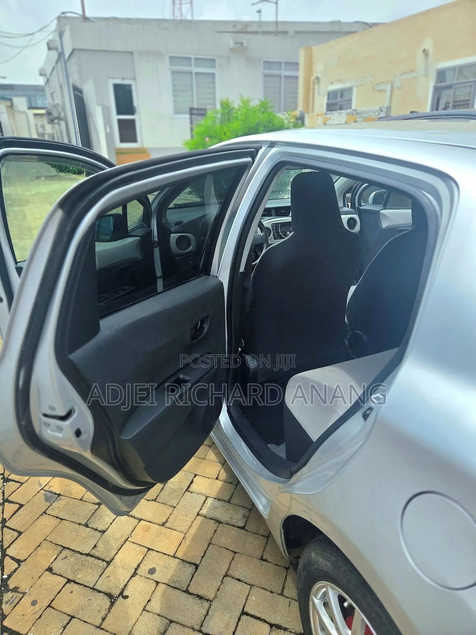 Toyota Vitz 1.3 FWD 5dr 2012 Gray