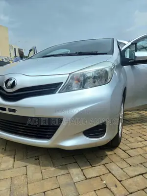 Toyota Vitz 1.3 FWD 5dr 2012 Gray