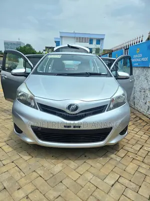 Toyota Vitz 1.3 FWD 5dr 2012 Gray