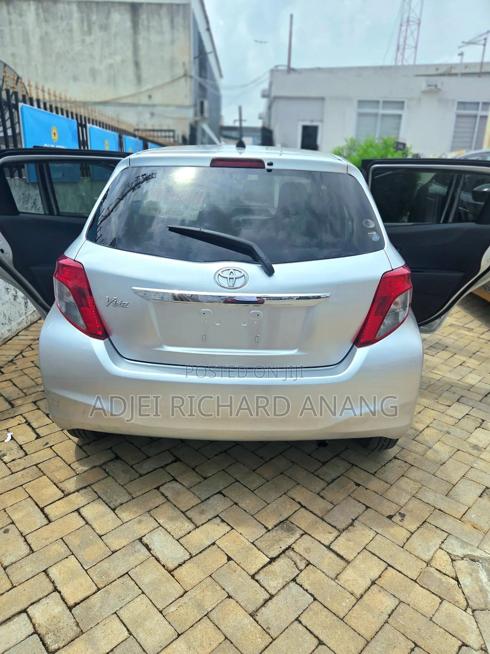 Toyota Vitz 1.3 FWD 5dr 2012 Gray