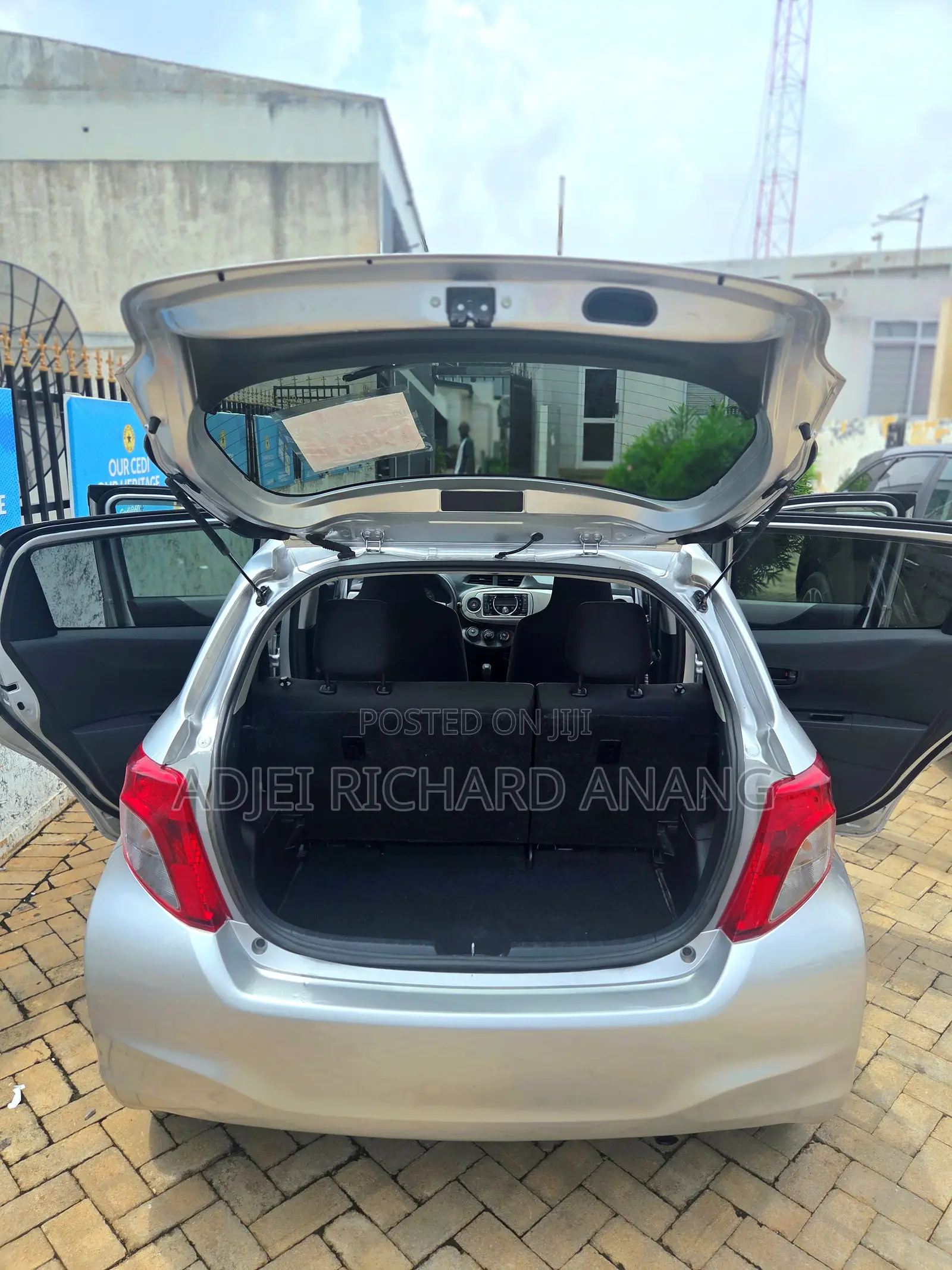 Toyota Vitz 1.3 FWD 5dr 2012 Gray