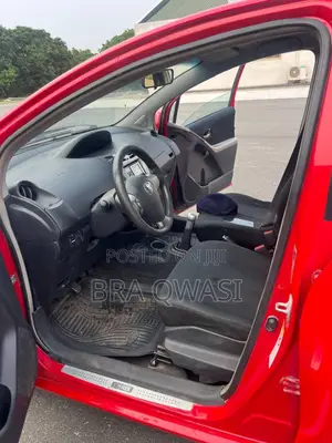 Toyota Yaris Base Hatchback 5dr 2010 Red