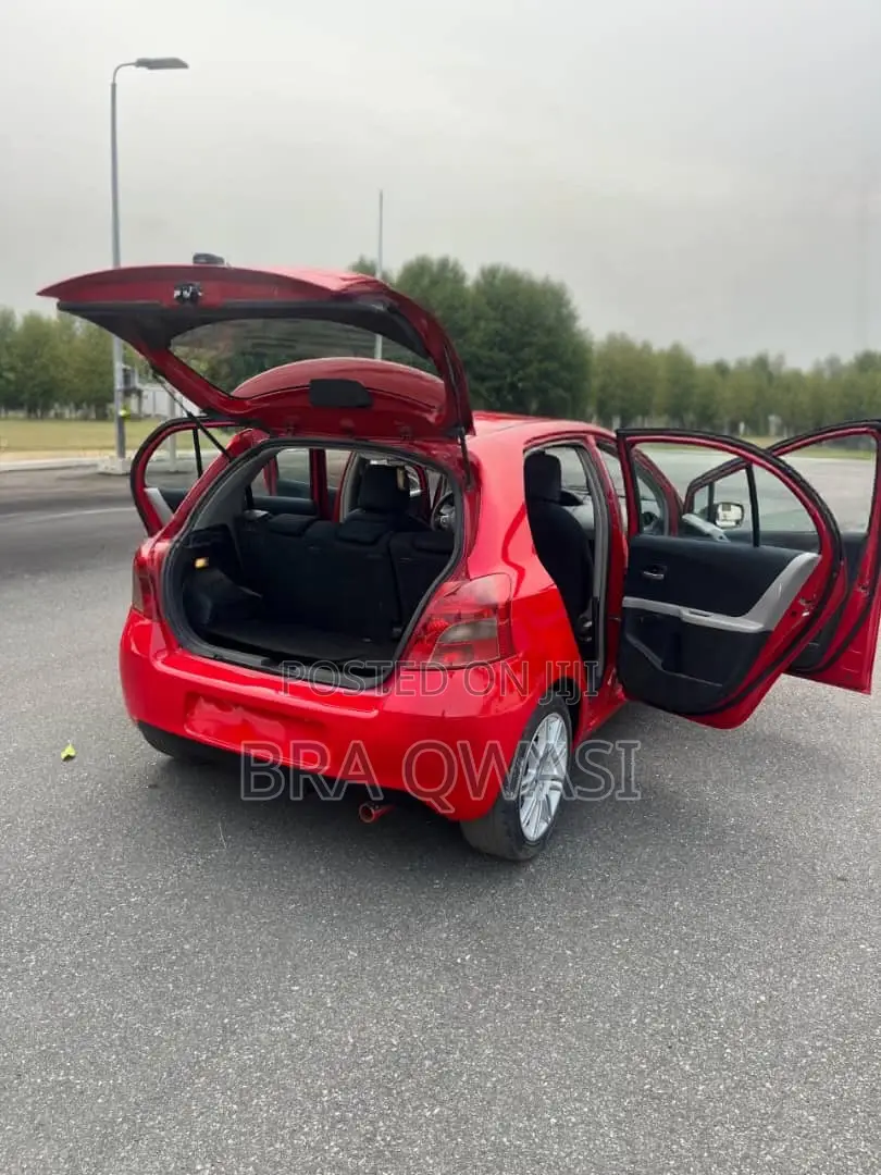Toyota Yaris Base Hatchback 5dr 2010 Red