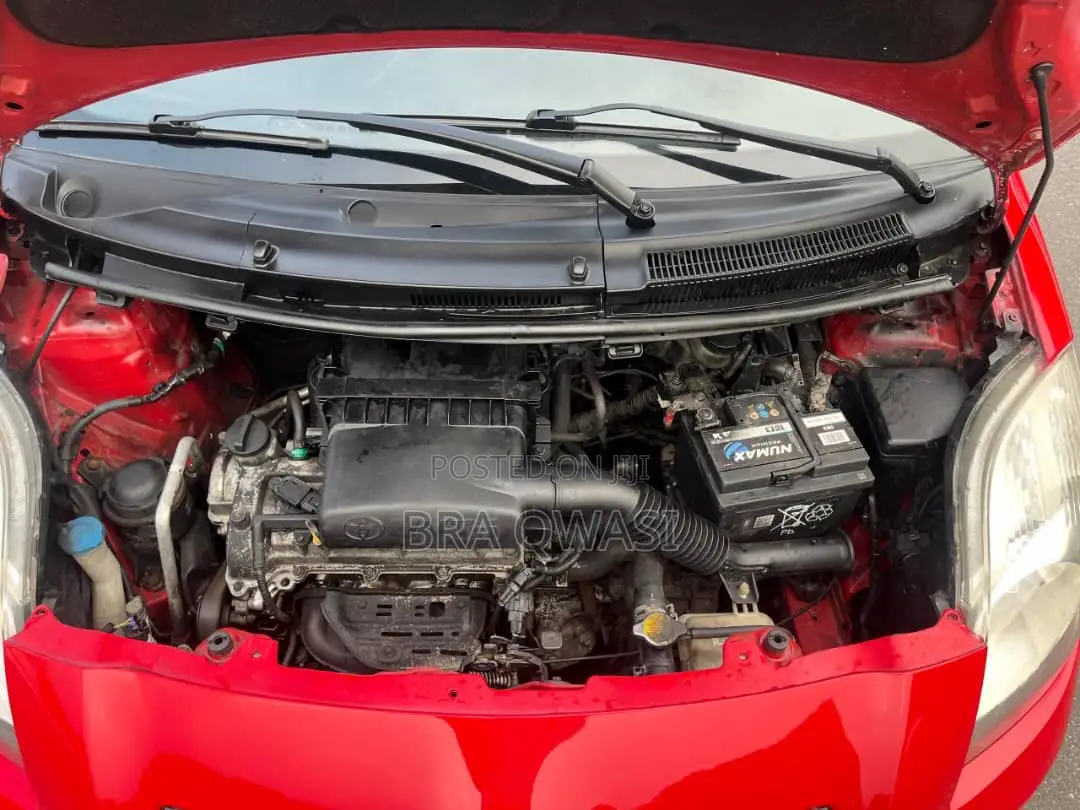 Toyota Yaris Base Hatchback 5dr 2010 Red