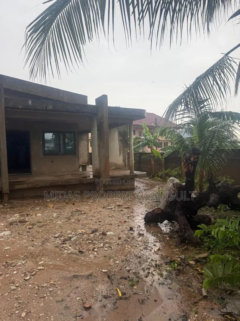 6bdrm House in Awoshie, Odorgonno for sale