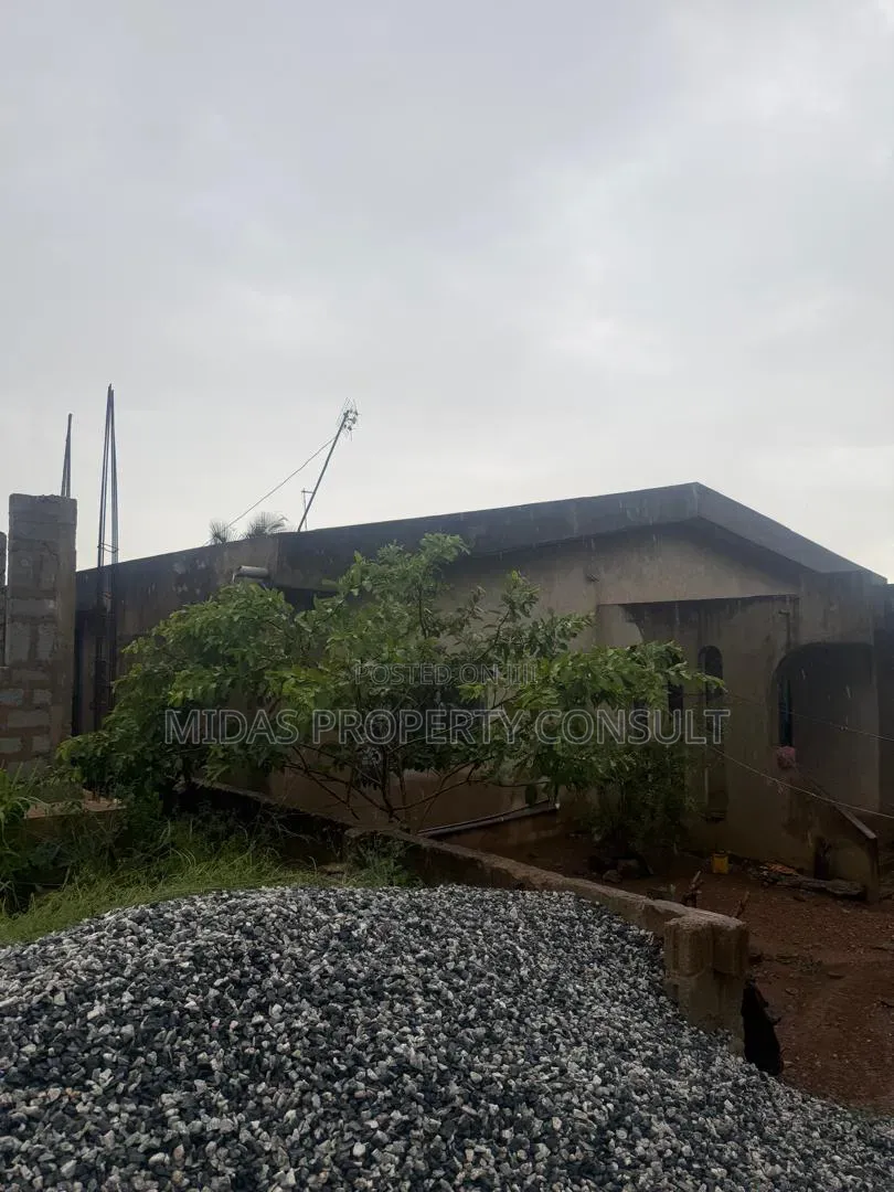 6bdrm House in Awoshie, Odorgonno for sale