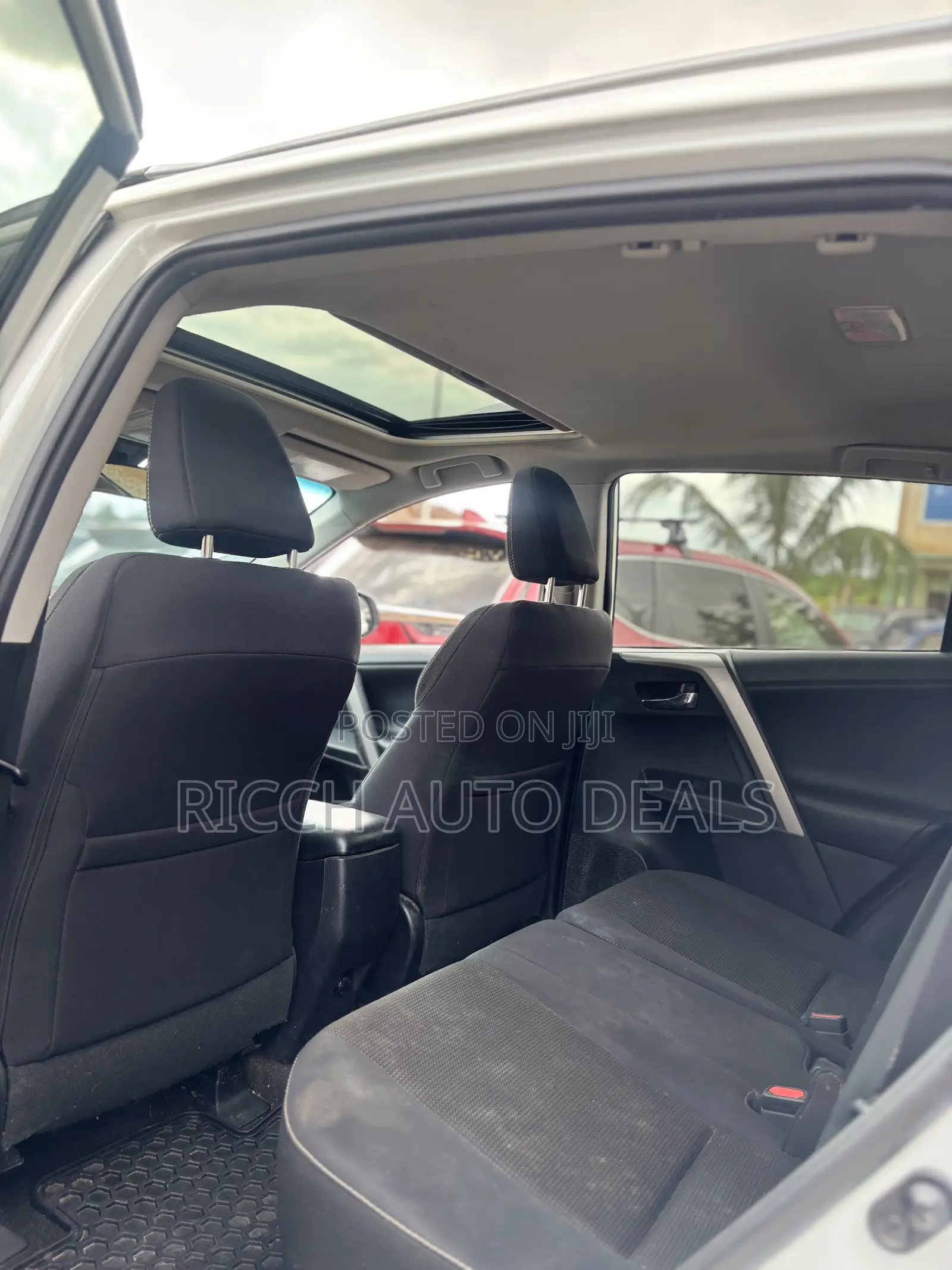 Toyota RAV4 XLE AWD (2.5L 4cyl 6A) 2017 White