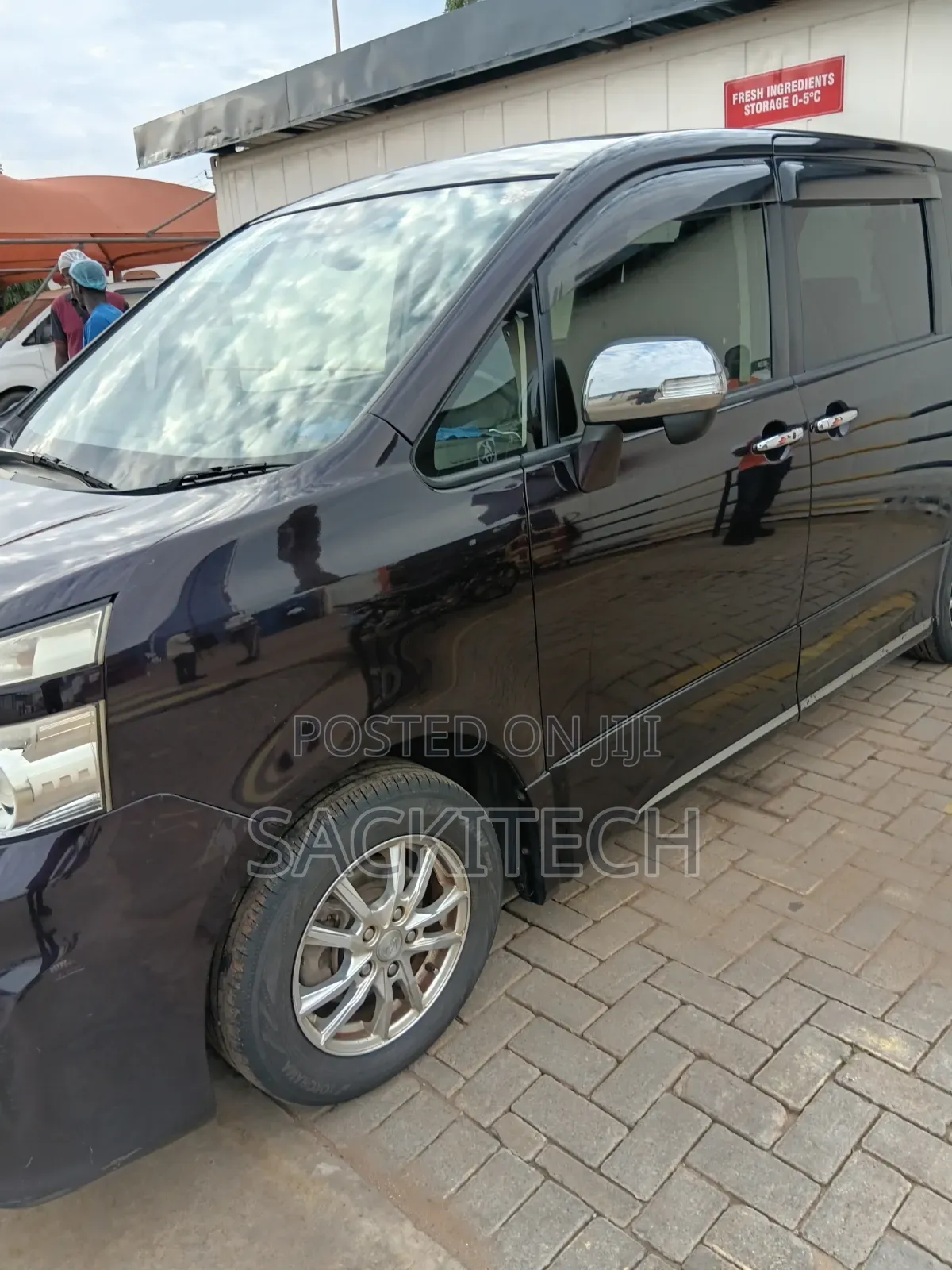 Toyota Voxy 2012