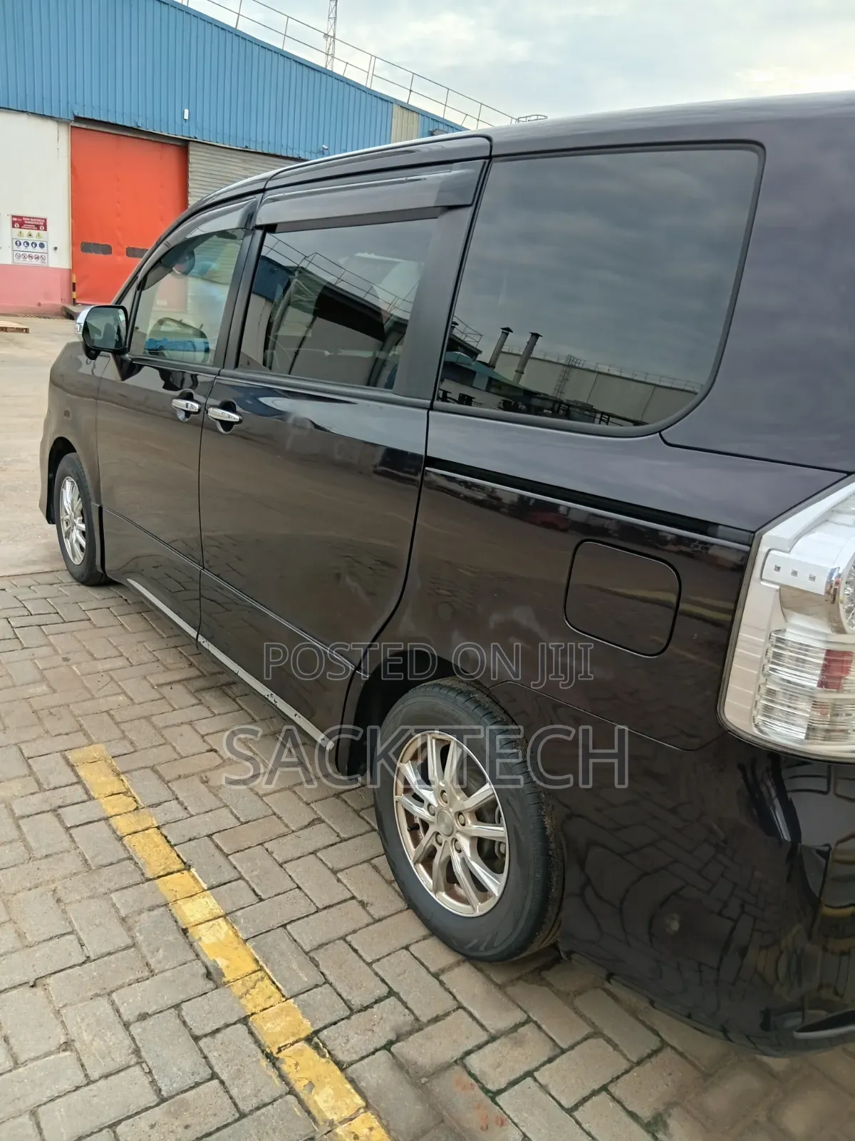 Toyota Voxy 2012