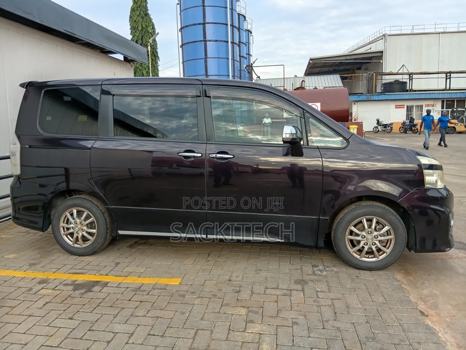 Toyota Voxy 2012