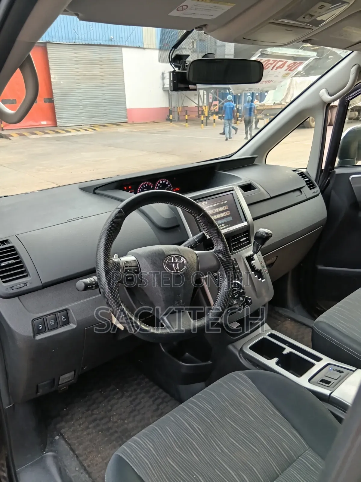 Toyota Voxy 2012