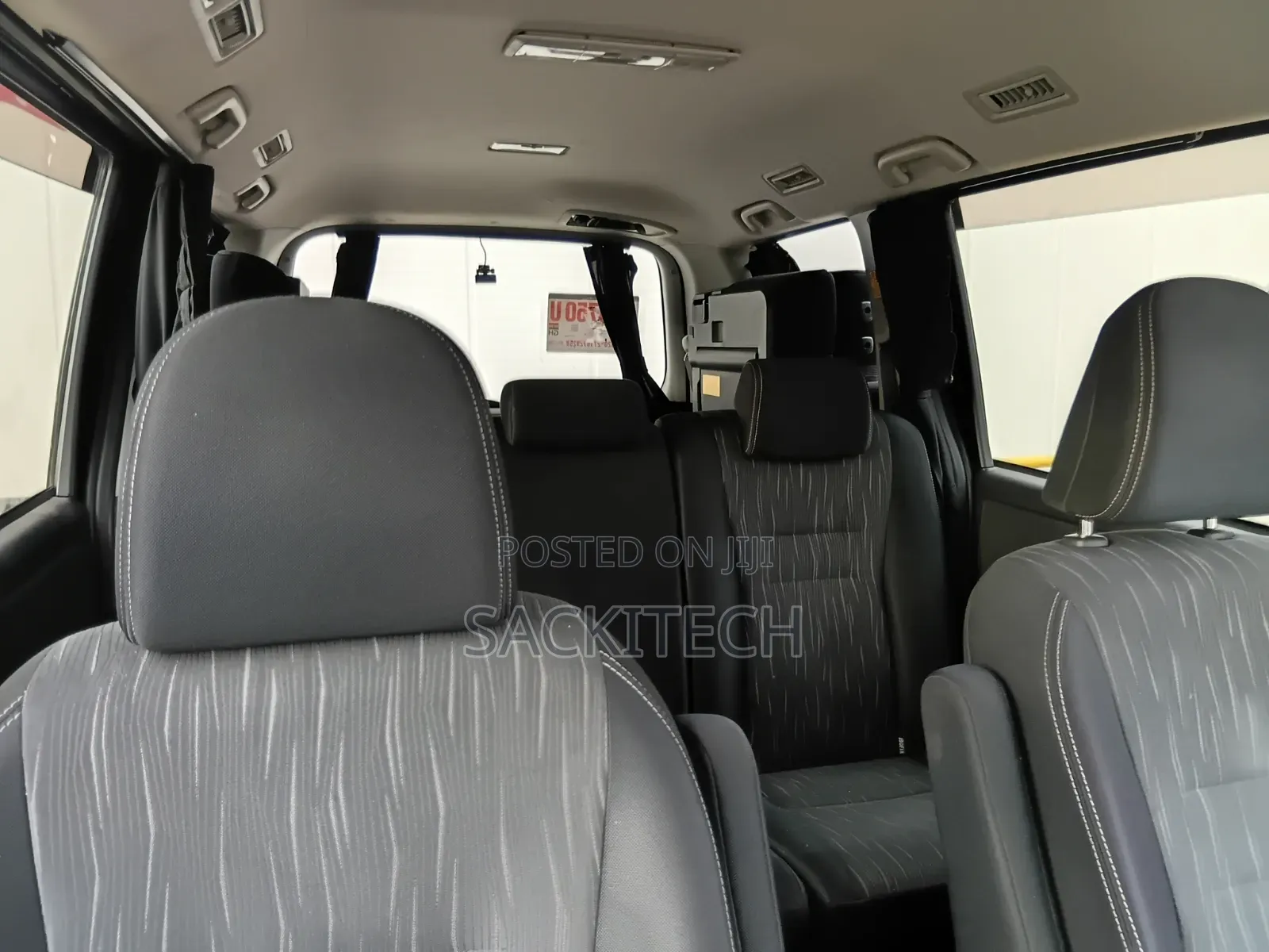 Toyota Voxy 2012