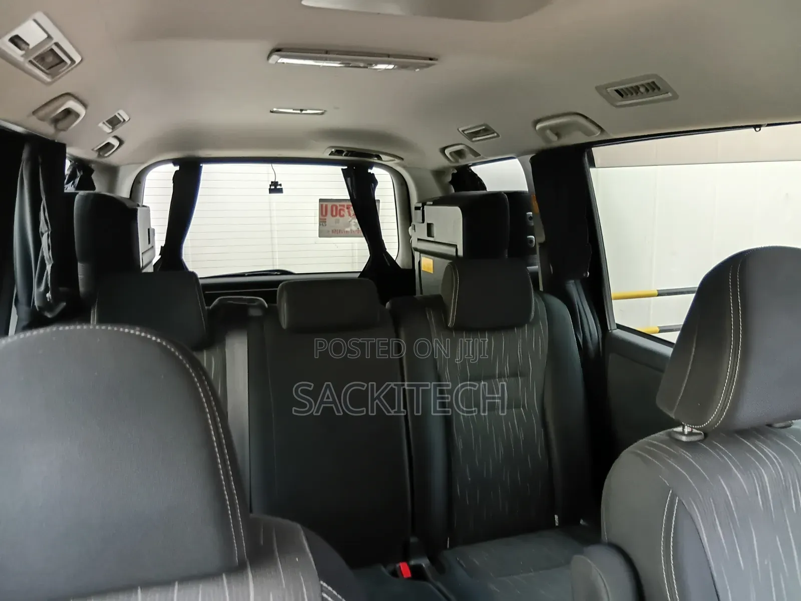 Toyota Voxy 2012