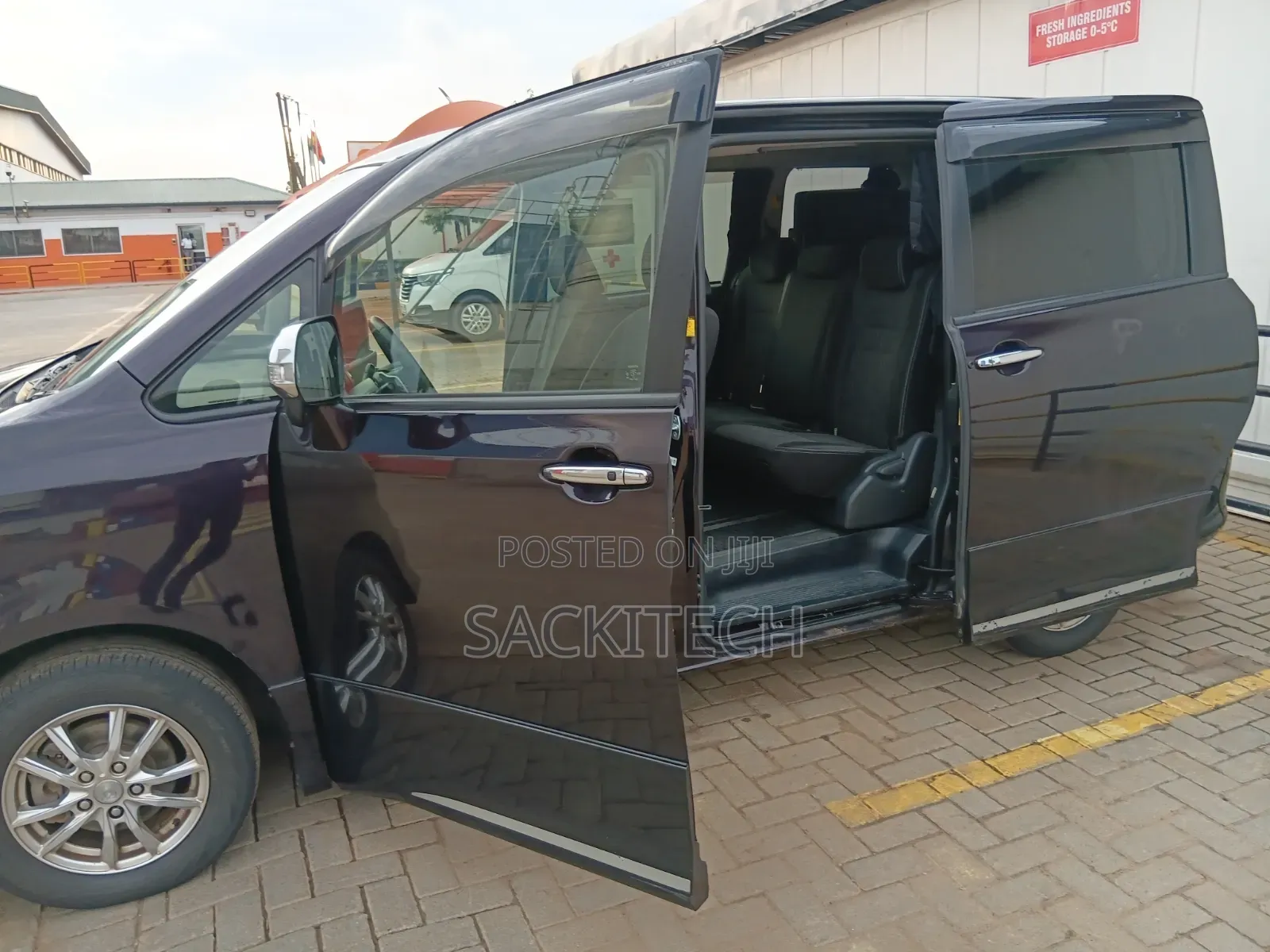Toyota Voxy 2012