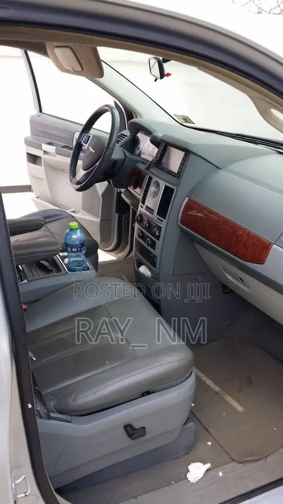 Chrysler Town & Country 2010 Silver