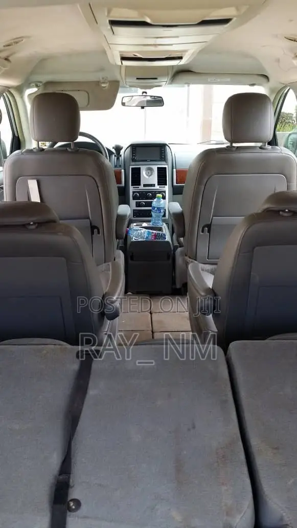 Chrysler Town & Country 2010 Silver