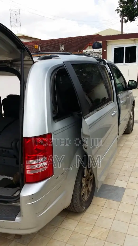 Chrysler Town & Country 2010 Silver