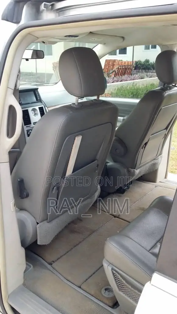 Chrysler Town & Country 2010 Silver