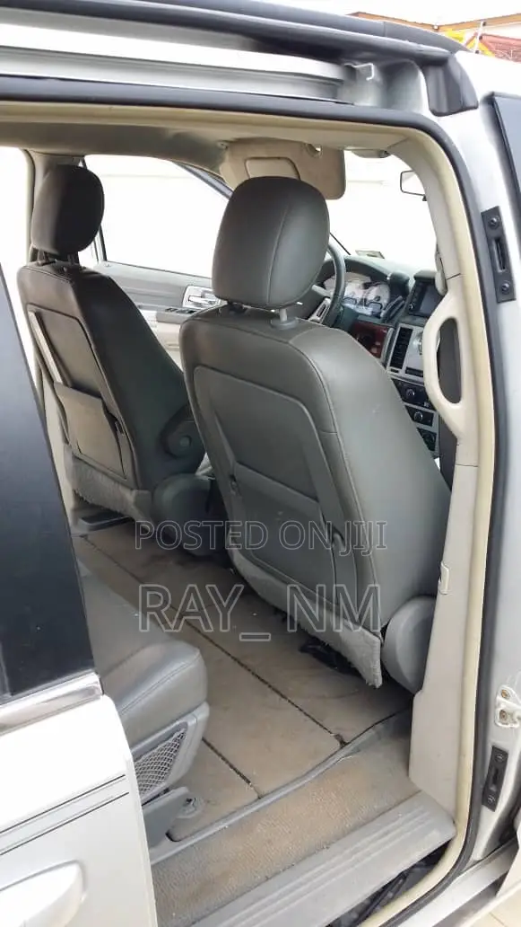 Chrysler Town & Country 2010 Silver