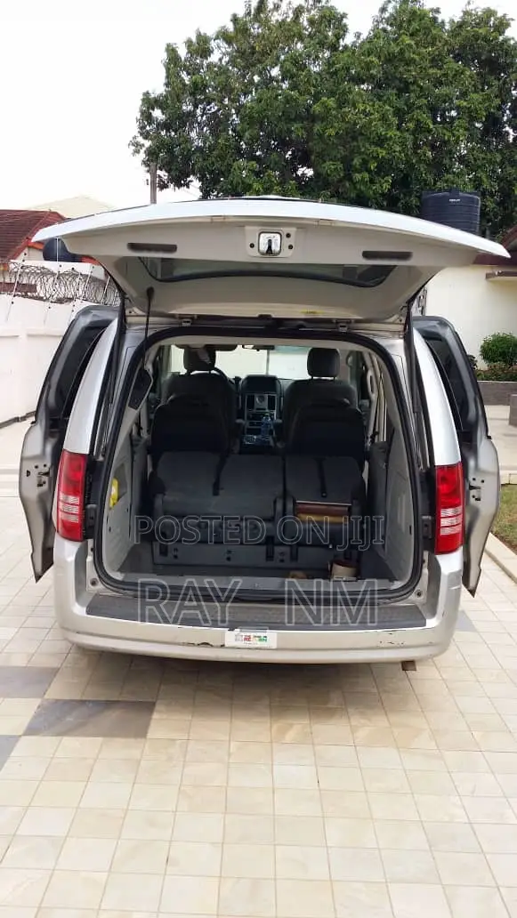 Chrysler Town & Country 2010 Silver