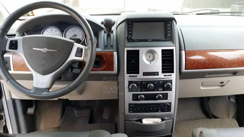 Chrysler Town & Country 2010 Silver
