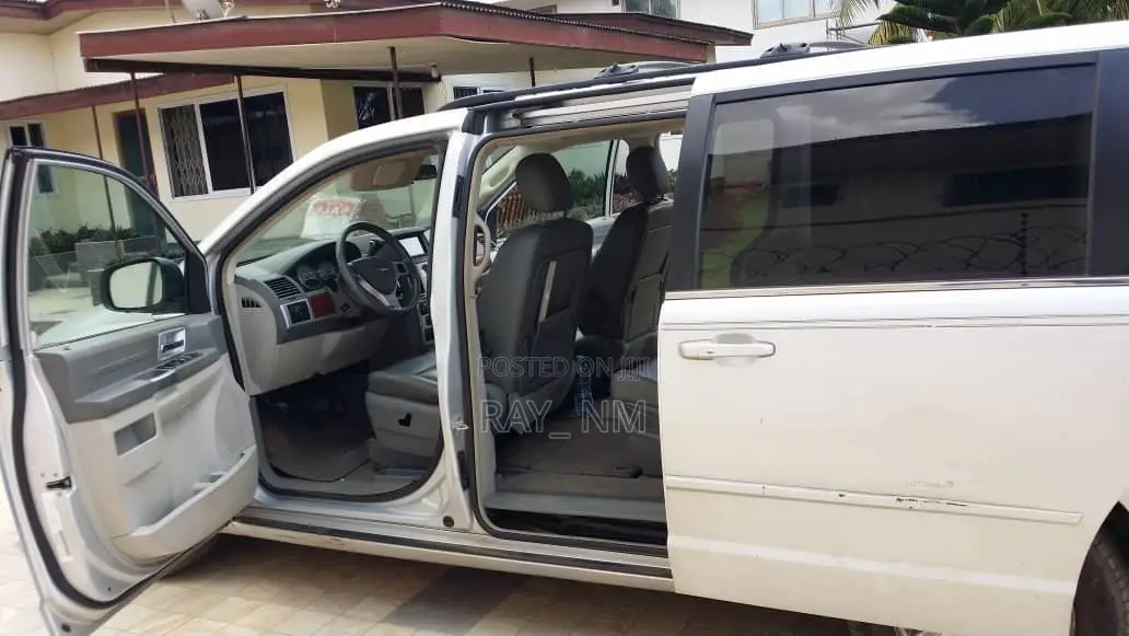 Chrysler Town & Country 2010 Silver