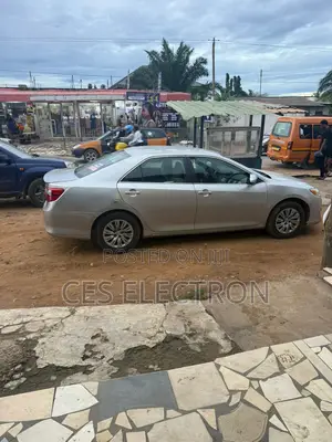 Toyota Camry SE 4dr Sedan (2.5L 4cyl 6A) 2012 Silver