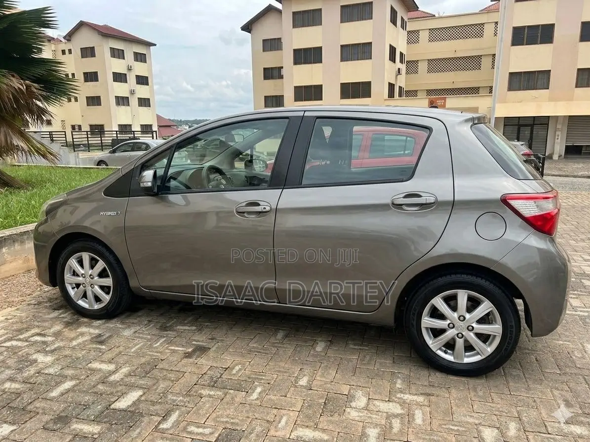 Toyota Yaris L Hatchback 3dr 2017 Gray