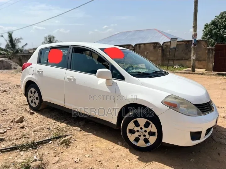 Nissan Versa 1.8 S Hatchback 2012 White