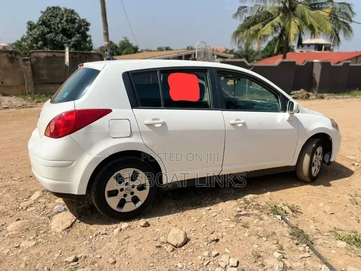 Nissan Versa 1.8 S Hatchback 2012 White