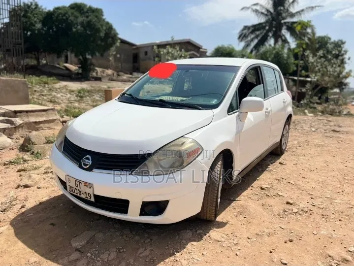 Nissan Versa 1.8 S Hatchback 2012 White