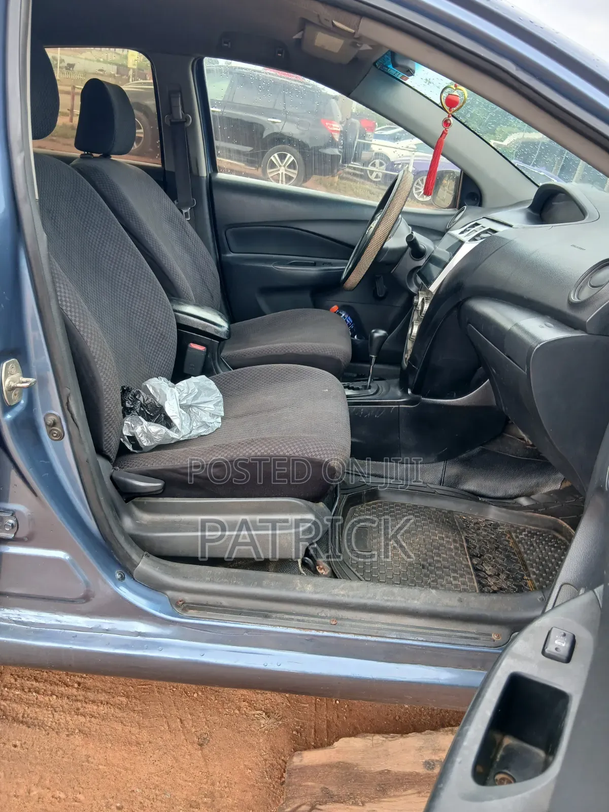 Toyota Yaris Base Sedan 4dr 2010 Blue