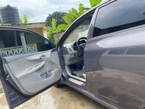 Toyota Corolla LE 4dr Sedan (1.8L 4cyl 4A) 2010 Gray