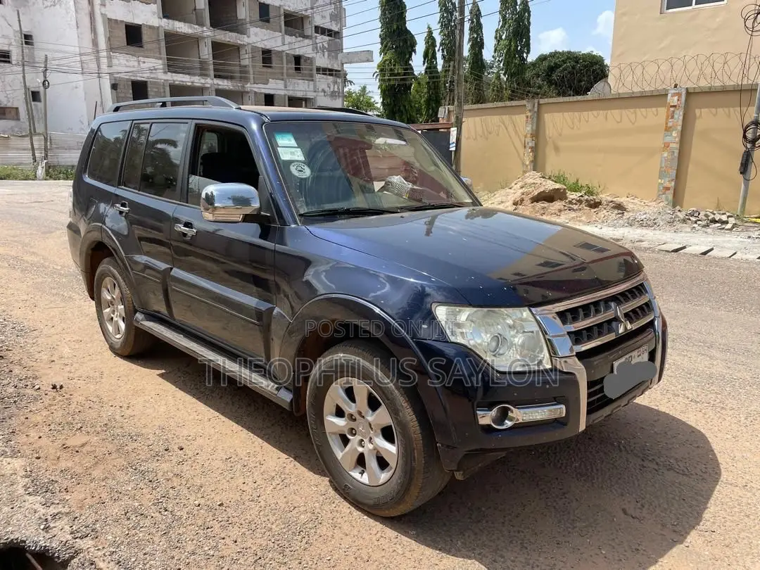 Mitsubishi Pajero 2015 Blue