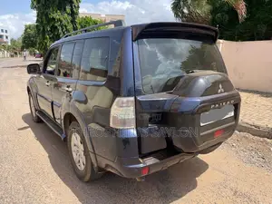 Mitsubishi Pajero 2015 Blue