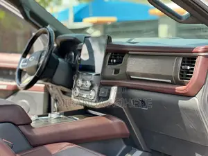 Ford Expedition 2022 White
