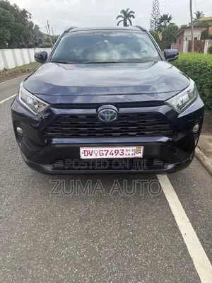 Toyota RAV4 XLE 2022 Blue