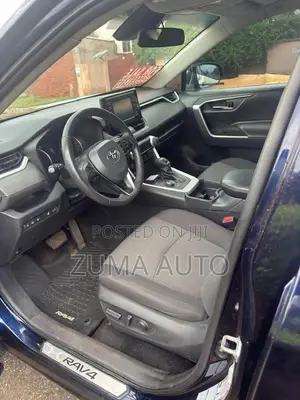 Toyota RAV4 XLE 2022 Blue