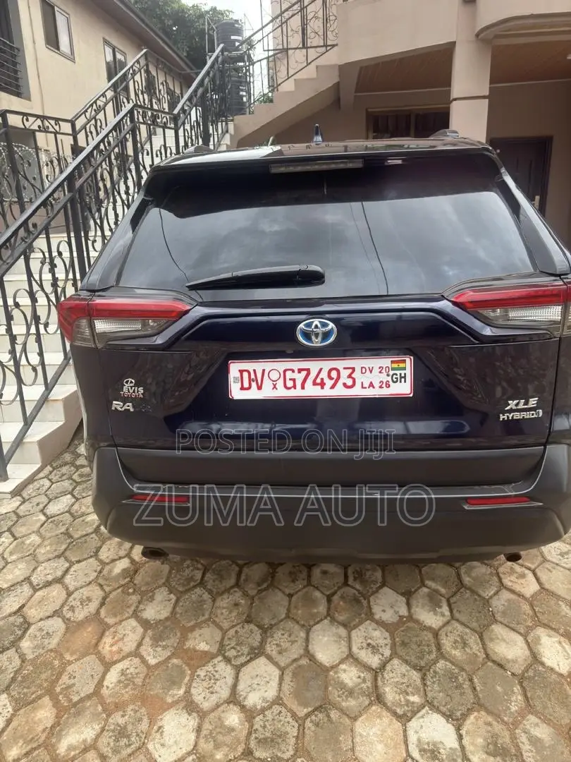 Toyota RAV4 XLE 2022 Blue