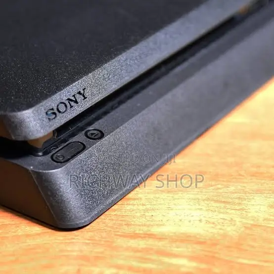 Play Station 4 Slim