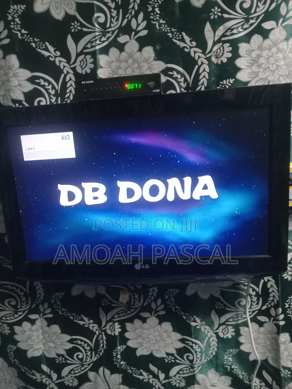 Selling Lg 26 Inches With Decorda and Antina
