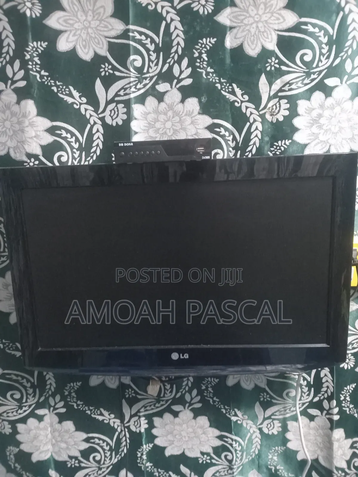 Selling Lg 26 Inches With Decorda and Antina
