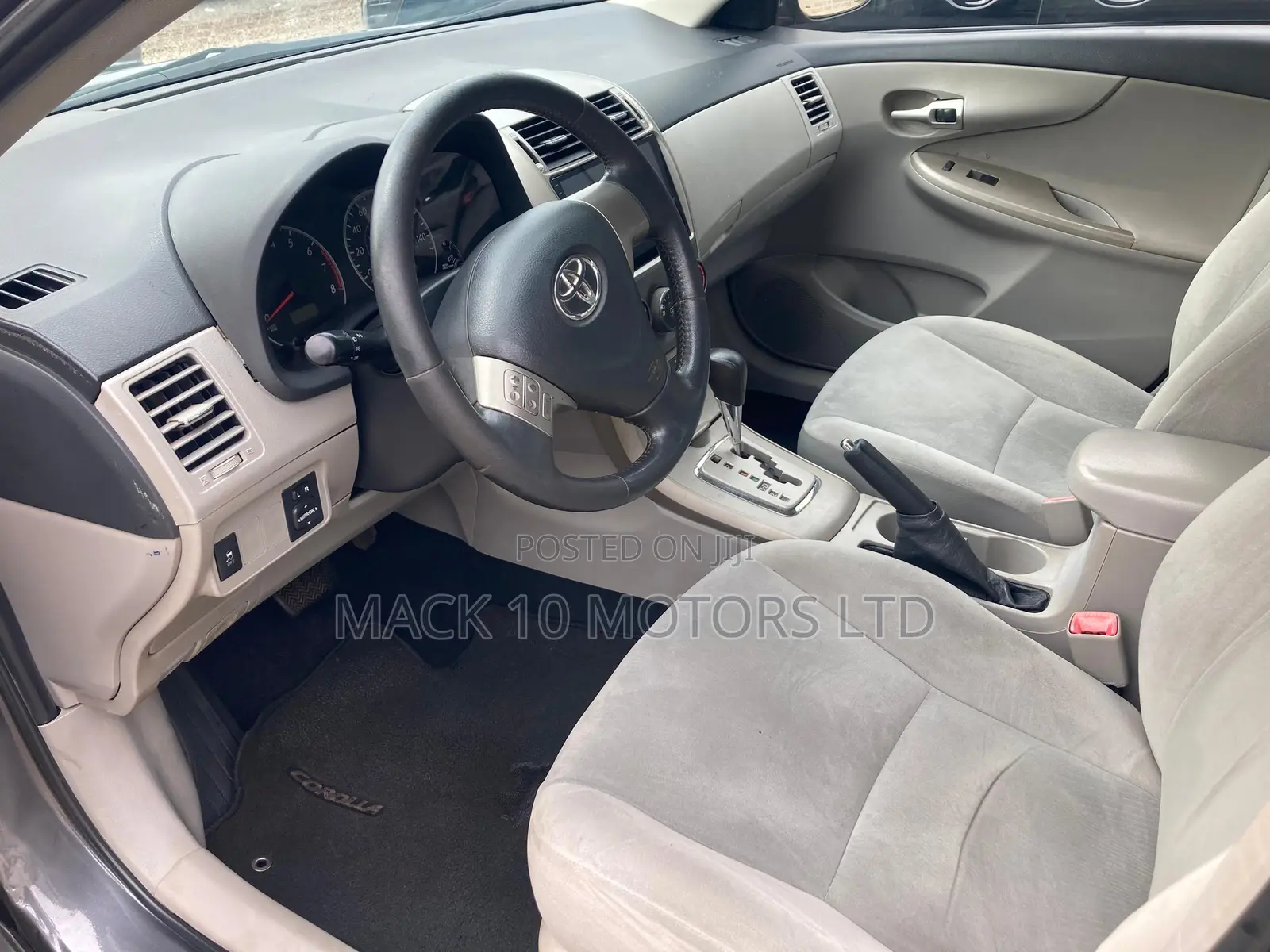 Toyota Corolla LE 4dr Sedan (1.8L 4cyl 4A) 2013 Gray