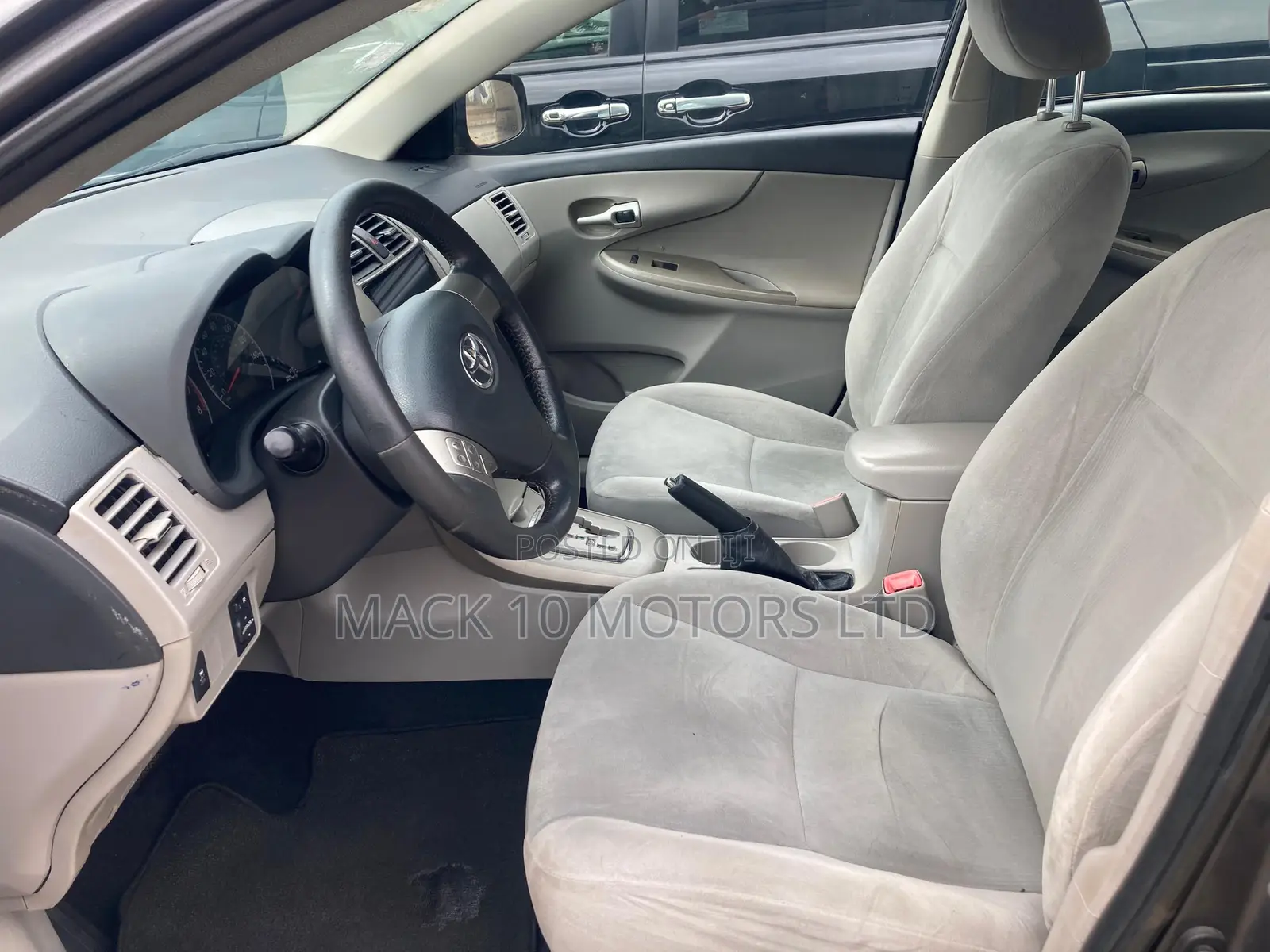 Toyota Corolla LE 4dr Sedan (1.8L 4cyl 4A) 2013 Gray