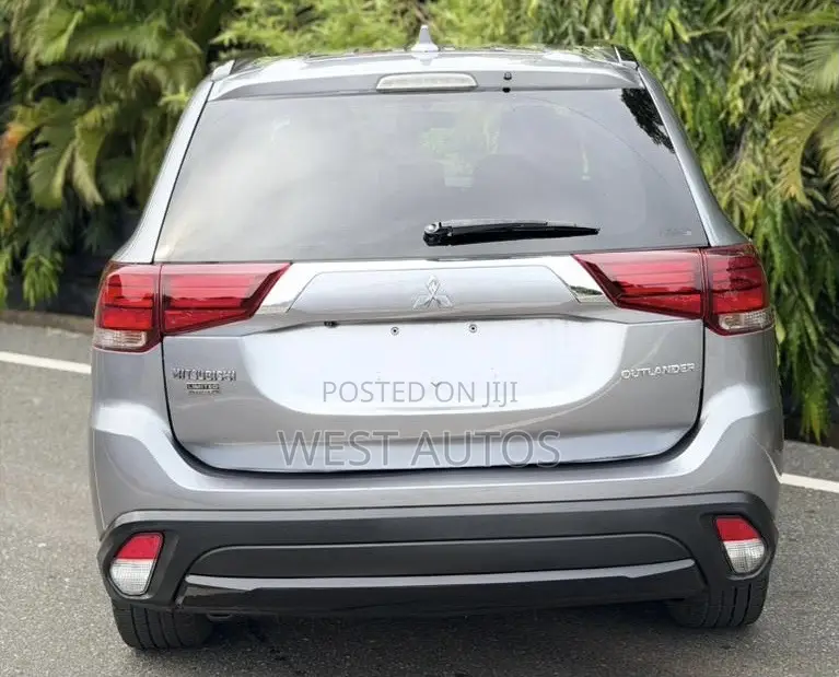 Mitsubishi Outlander LE FWD 2018 Silver