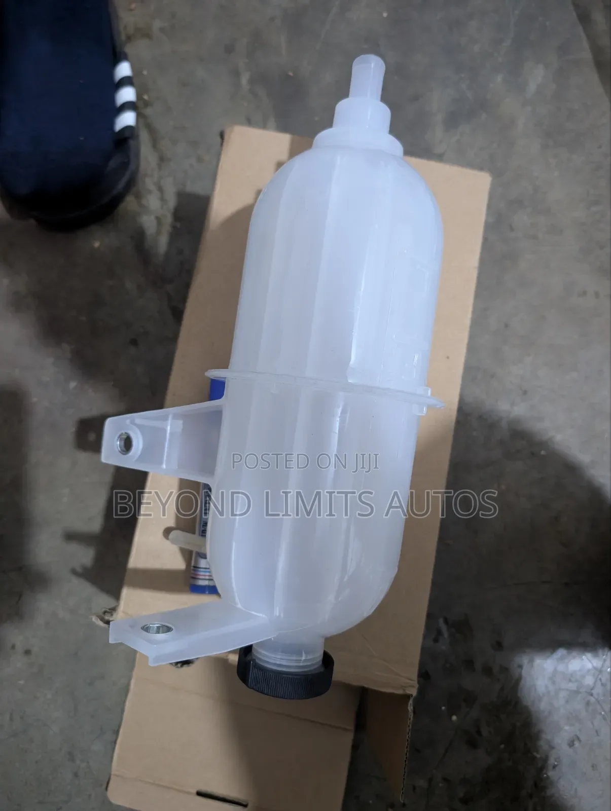 Toyota Hilux / Fortuner 2014,2015,2016,2017,2018 Reservoir Container
