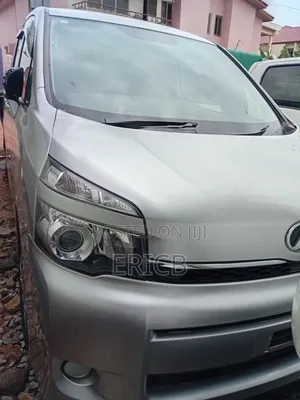 Toyota Voxy 2012 Silver